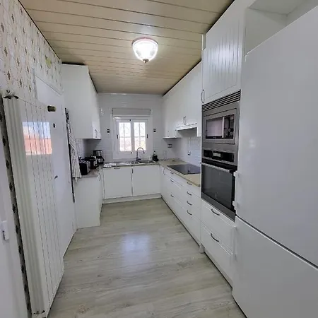 Дом отдыха Cosy, Well Equipped House, 5 Min. From The