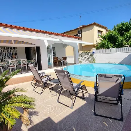 Дом отдыха Cosy, Well Equipped House, 5 Min. From The
